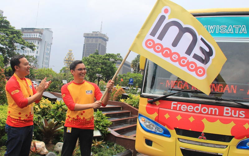 Tampak pada gambar Toni Darusman, Group Head Marketing Communications Indosat Ooredoo (kanan) bersama Benny Hutagalung, Division Head Consumer Engagement Indosat Ooredoo (kiri) saat melepas Freedom Bus di Kantor Pusat Indosat Ooredoo.